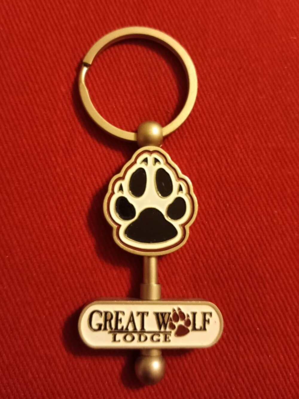 Great Wolf Lodge metal and enamel souvenir keychain
